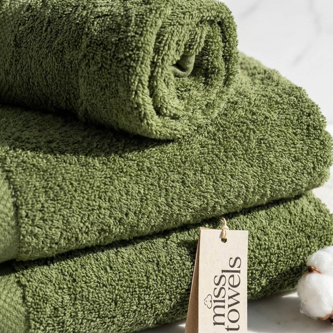 Stapel olijf groene hotel handdoeken 
